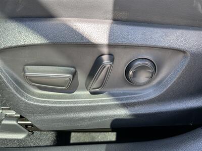 2022 Toyota Prius XLE   - Photo 23 - Canoga Park, CA 91303