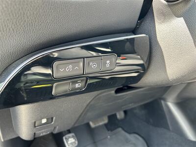 2022 Toyota Prius XLE   - Photo 24 - Canoga Park, CA 91303