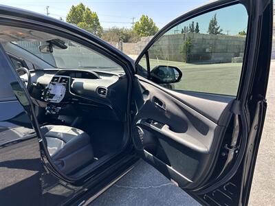 2022 Toyota Prius XLE   - Photo 19 - Canoga Park, CA 91303