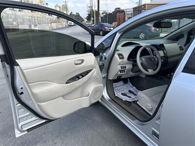 2011 Nissan LEAF SL   - Photo 15 - Canoga Park, CA 91303