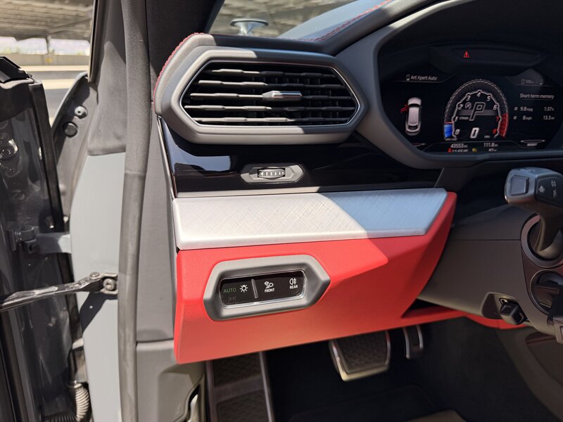 2021 Lamborghini Urus - Photo 32 - Canoga Park, CA 91303
