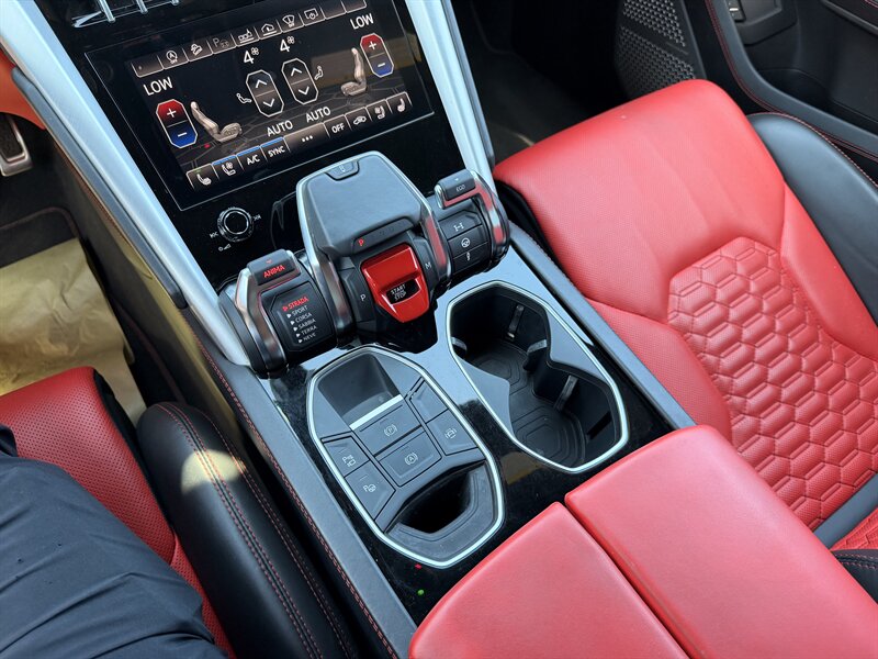 2021 Lamborghini Urus - Photo 33 - Canoga Park, CA 91303
