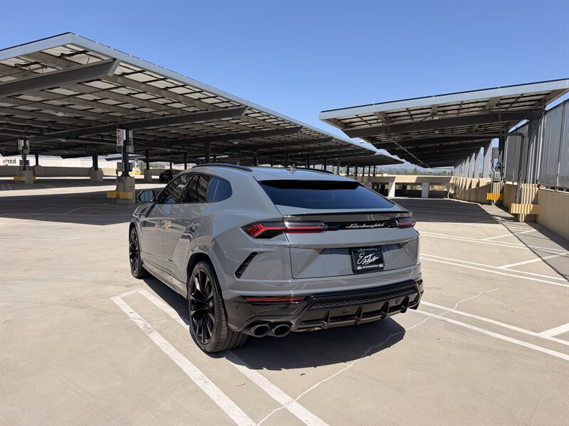 2021 Lamborghini Urus - Photo 3 - Canoga Park, CA 91303