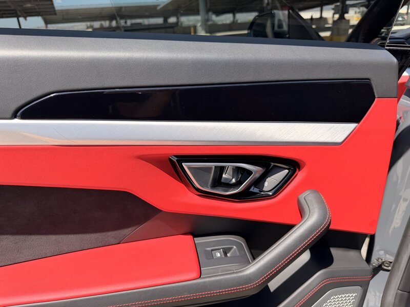 2021 Lamborghini Urus - Photo 26 - Canoga Park, CA 91303