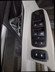 2010 Volkswagen Routan SE Minivan 4D   - Photo 17 - Chicago, IL 60641