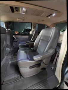 2010 Volkswagen Routan SE Minivan 4D   - Photo 19 - Chicago, IL 60641