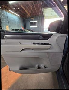 2010 Volkswagen Routan SE Minivan 4D   - Photo 10 - Chicago, IL 60641