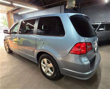2010 Volkswagen Routan SE Minivan 4D   - Photo 5 - Chicago, IL 60641