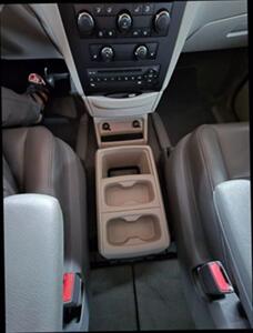 2010 Volkswagen Routan SE Minivan 4D   - Photo 13 - Chicago, IL 60641