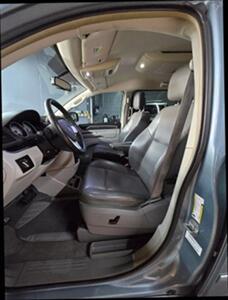 2010 Volkswagen Routan SE Minivan 4D   - Photo 9 - Chicago, IL 60641