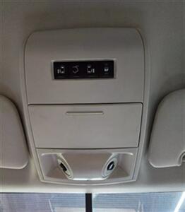 2010 Volkswagen Routan SE Minivan 4D   - Photo 16 - Chicago, IL 60641