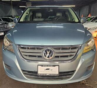 2010 Volkswagen Routan SE Minivan 4D   - Photo 2 - Chicago, IL 60641