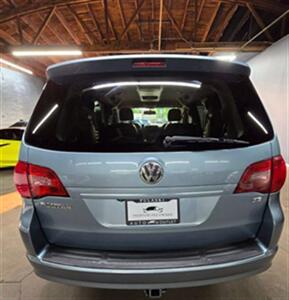 2010 Volkswagen Routan SE Minivan 4D   - Photo 8 - Chicago, IL 60641