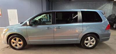 2010 Volkswagen Routan SE Minivan 4D   - Photo 4 - Chicago, IL 60641