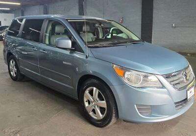 2010 Volkswagen Routan SE Minivan 4D   - Photo 2 - Chicago, IL 60641