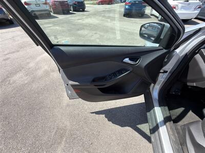 2014 Ford Focus SE   - Photo 2 - Indianapolis, IN 46226