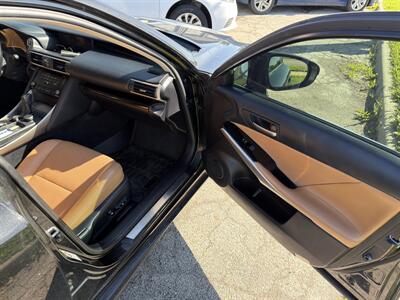 2018 Lexus IS 300   - Photo 9 - Indianapolis, IN 46226