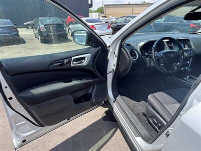 2017 Nissan Pathfinder S   - Photo 9 - Indianapolis, IN 46226