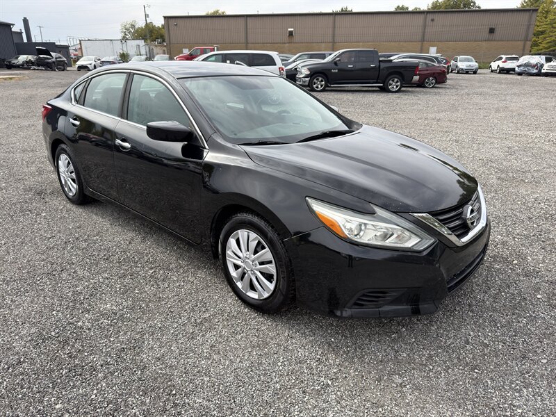 2016 Nissan Altima 2.5   - Photo 1 - Indianapolis, IN 46226