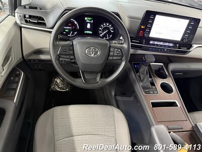 2022 Toyota Sienna LE 8-Passenger   - Photo 2 - North Salt Lake, UT 84010