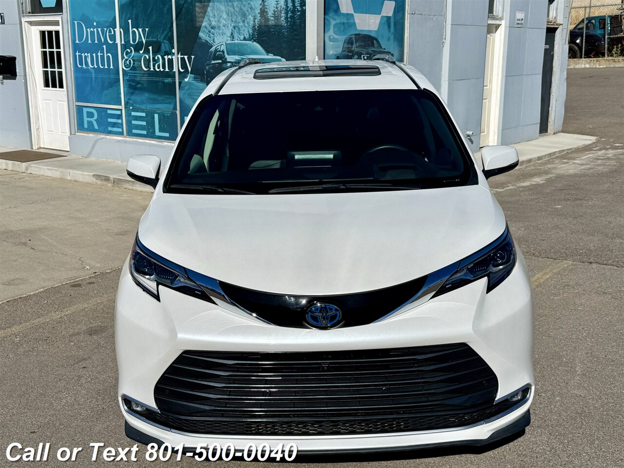 2024 Toyota Sienna Platinum 7-Passenger - Photo 3 - North Salt Lake, UT 84010