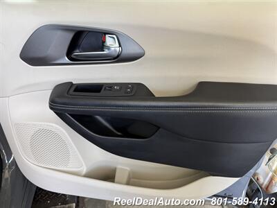 2022 Chrysler Pacifica Touring L   - Photo 11 - North Salt Lake, UT 84010