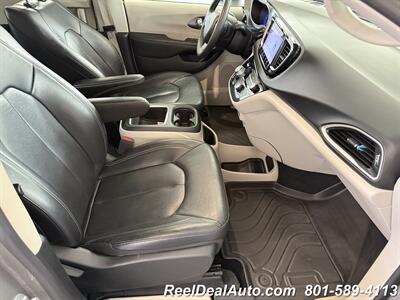 2022 Chrysler Pacifica Touring L   - Photo 12 - North Salt Lake, UT 84010