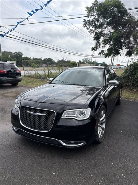 2018 Chrysler 300 Series Limited   - Photo 1 - Fort Worth, TX 76111