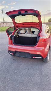 2012 Kia Rio 5-Door LX - Photo 11 - Converse, TX 78109