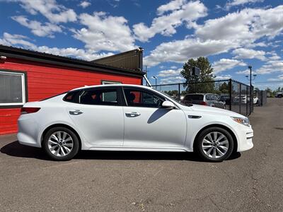2017 Kia Optima LX   - Photo 2 - Albany, OR 97322