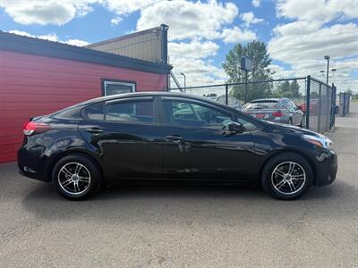 2018 Kia Forte LX   - Photo 2 - Albany, OR 97322