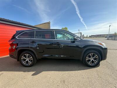 2018 Toyota Highlander LE Plus   - Photo 2 - Albany, OR 97322