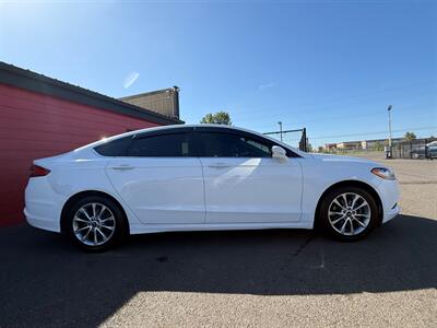 2017 Ford Fusion SE   - Photo 2 - Albany, OR 97322