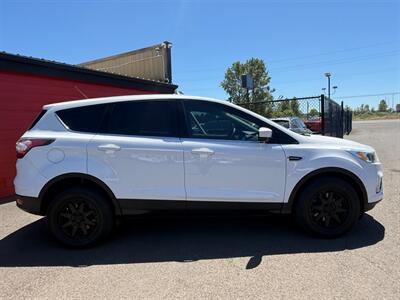 2017 Ford Escape SE   - Photo 2 - Albany, OR 97322
