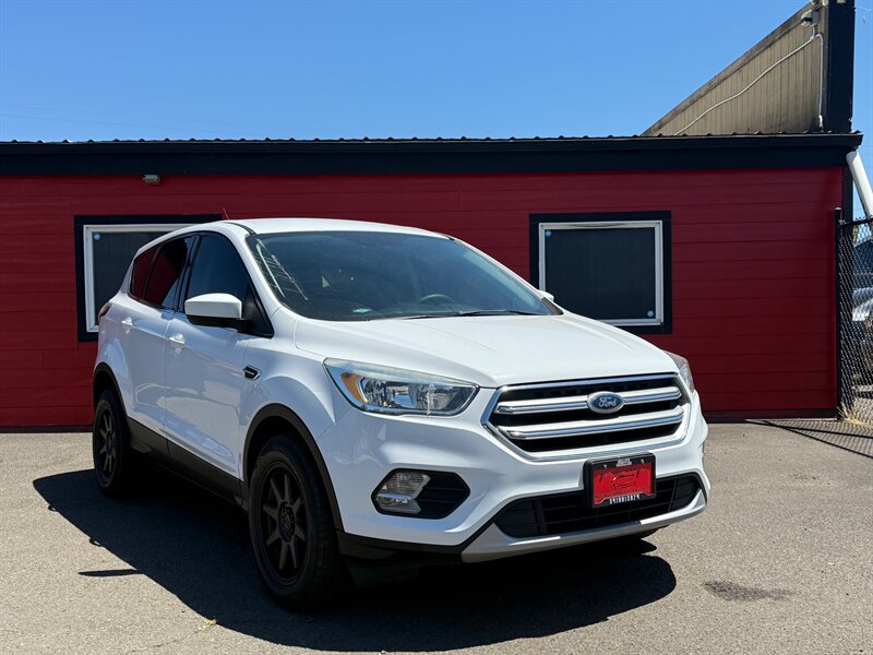 2017 Ford Escape SE   - Photo 1 - Albany, OR 97322