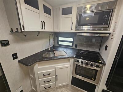 2024 PALOMINO PUMA 26RBSS   - Photo 12 - Lake Ariel, PA 18436