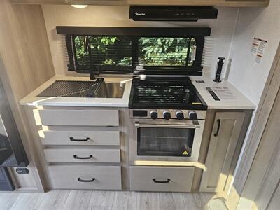 2025 FOREST RIVER ROCKWOOD MINI LITE 2515S   - Photo 8 - Lake Ariel, PA 18436
