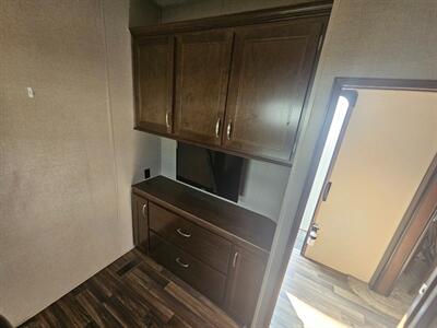 2017 Keystone MONTANA HIGH COUNTRY 370BR   - Photo 14 - Lake Ariel, PA 18436