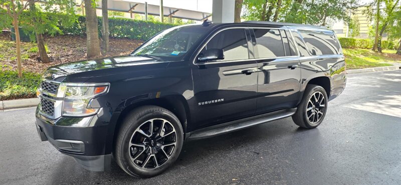 2018 Chevrolet Suburban LT   - Photo 1 - Apopka, FL 32703