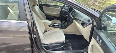 2016 Hyundai SONATA SE - Photo 9 - Apopka, FL 32703
