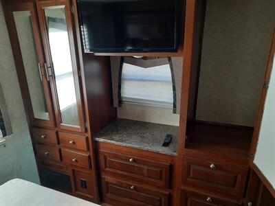 2015 Forest River Georgetown Presidential 335 DS - Photo 10 - Medford, OR 97504