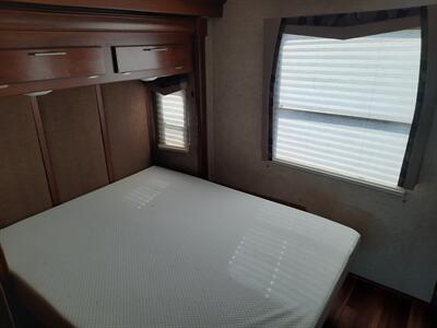 2015 Forest River Georgetown Presidential 335 DS - Photo 9 - Medford, OR 97504