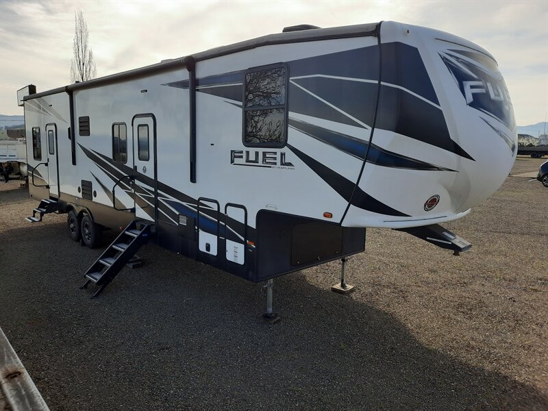 2020 Heartland 2019 Heartland Fuel 335  Cummins Onan 5500 Kw Generator