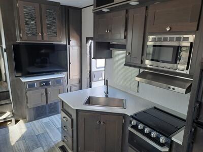 2019 Heartland Fuel 335 Cummins Onan 5500 Kw Generator - Photo 11 - Medford, OR 97504