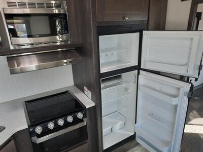 2019 Heartland Fuel 335 Cummins Onan 5500 Kw Generator - Photo 13 - Medford, OR 97504