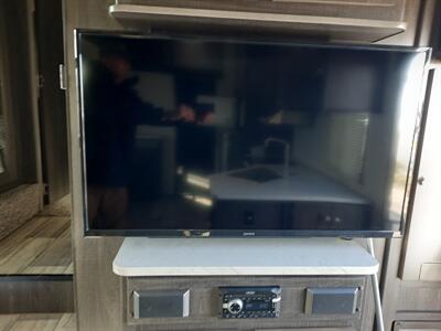 2019 Heartland Fuel 335 Cummins Onan 5500 Kw Generator - Photo 14 - Medford, OR 97504