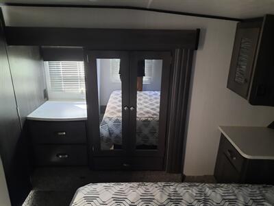 2019 Heartland Fuel 335 Cummins Onan 5500 Kw Generator - Photo 21 - Medford, OR 97504