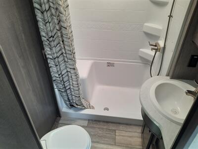 2019 Heartland Fuel 335 Cummins Onan 5500 Kw Generator - Photo 19 - Medford, OR 97504