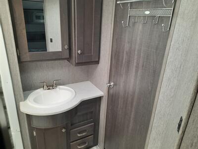 2019 Heartland Fuel 335 Cummins Onan 5500 Kw Generator - Photo 20 - Medford, OR 97504