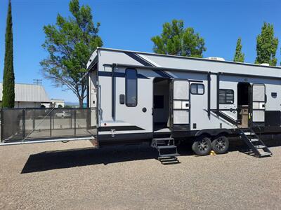 2020 Forest River Cherokee Wolf Pack 335PACK13 Platinum   - Photo 9 - Medford, OR 97504